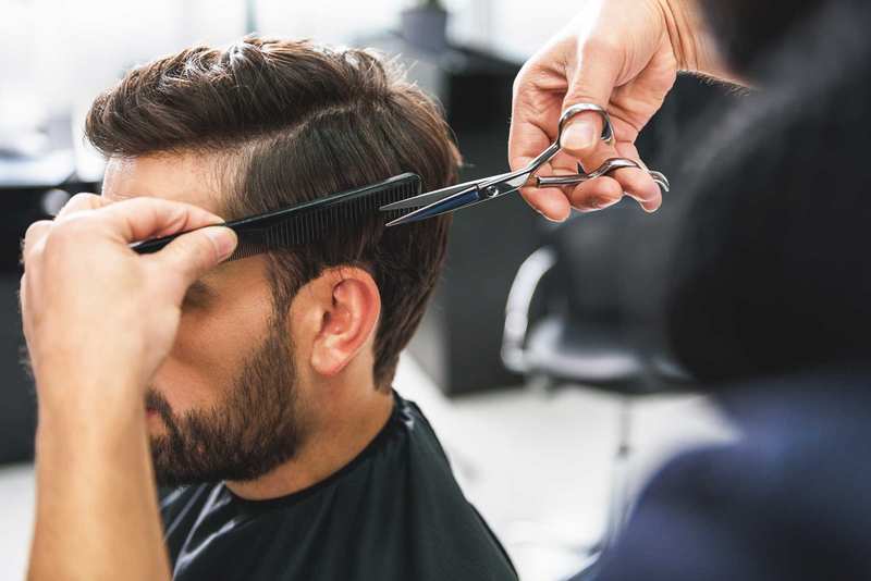 En man får sitt hår klippt.
